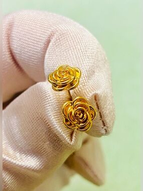 18 K Gold Rose Stud Earrings